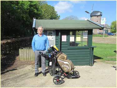 Kees Hoogeveen op hole 1 van de  M�hlenhof Golf & Country Club.