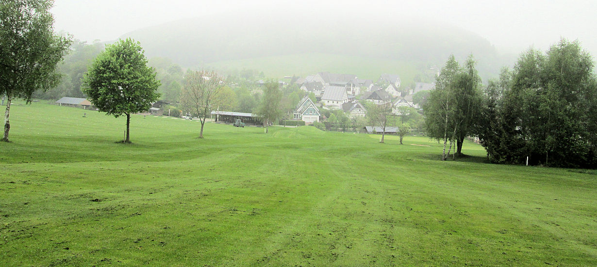 Hole 1 van golfbaan Sellinghausen. Meteen een flinke klim